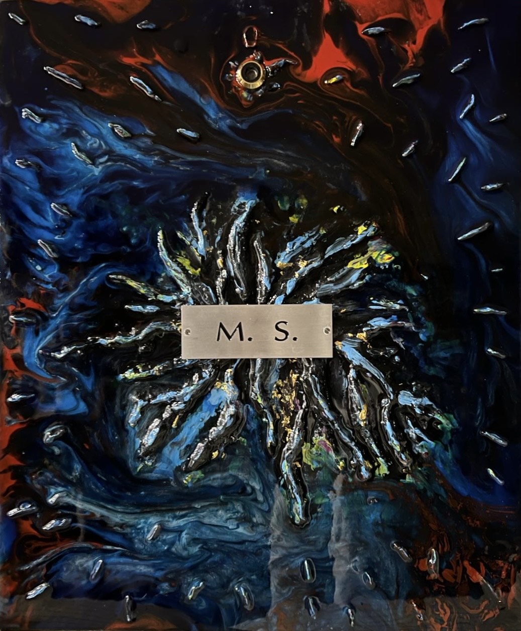 «La Casa di Mike», opera di brama in acrilici, resina epossidica, creta, vetro, fibra ottica, alluminio, 50×70 cm (2024).