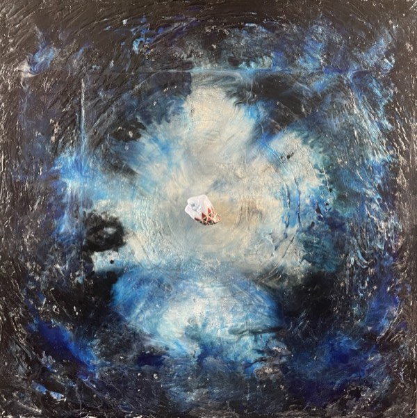 «Pugno nel tempo», 2023, opera materica in acrilici, resina epossidica, gesso, 150×150 cm