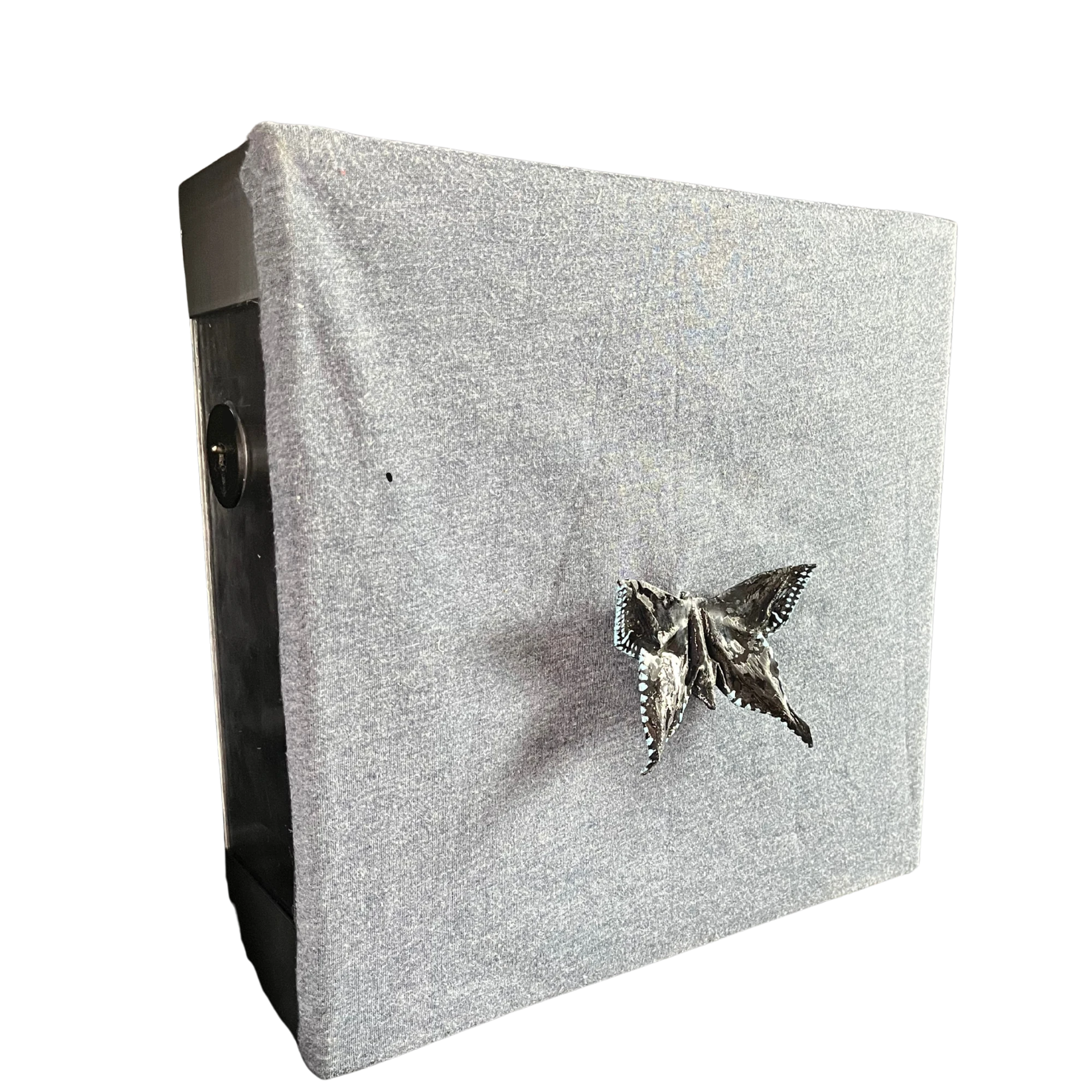 «Battiti», 2026, opera materica in acrilico, acciaio, stampa 3D, elettronica, motore, fibra ottica, 30×30 cm