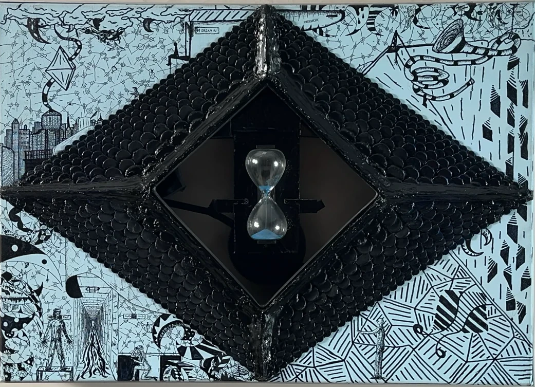 «Avventura di una vita», 2026, opera materica in pennarello su tela, resina, creta, alluminio, stampa 3D, vetro, sabbia, acrilici, acciaio, 100×70 cm